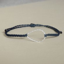 Bracelet  bleu foncé en micro-macramé avec une goutte en argent